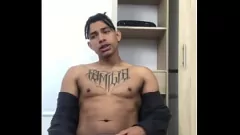 Riproduci Modello di webcam latino caldo con tatuaggi e grosso cazzo nero pronto a scopare