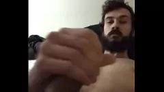 Jouer Un étalon chaud et à gros cockage tire une éjaculation collante
