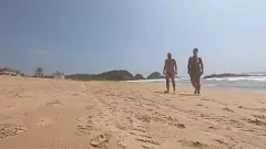 播放 坦率的裸体主义者夫妇在公共海滩上生活在公共海滩：beky＆Unknowncarril