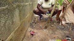 Afspelen Black Stud betrapt op het boerenmeisje dat haar kutje wassen