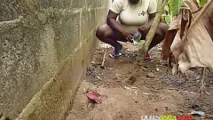 Putar Stud hitam menangkap gadis petani mencuci vaginanya