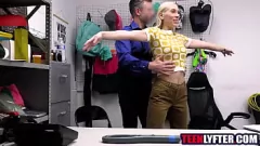 Afspelen Hardcore agenten die blonde tiener shoplifter geven een wellustige straf