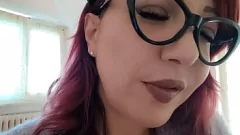 Putar Seksi milf mengungkapkan payudaranya yang telanjang dan rahasia kotor untuk anak tiri kutu buku