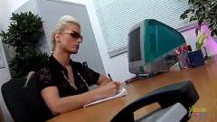 播放 三个不满的摩擦；