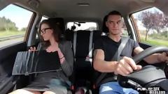 Jouer La leçon de conduite en plein air se transforme en séance de sexe explicite avec une fille aux gros seins