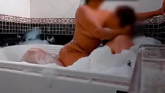 Afspelen Big Tits Latina buurman vervult Jacuzzi Fantasy met grote lul