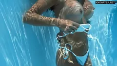 تشغيل Naughty Milf Angelica Heart's Swimming Pool Sexcapade