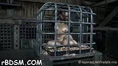 Jouer La jupe est bâillonnée avec une tige pleine à son arracher passionné