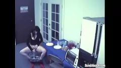 امرأة سمراء الخيال النباتي: لعق، مص، والإشارة بالإصبع إلى النشوة الجنسية