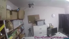 Odtwórz Prawdziwy nastoletni złodziej zostaje przyłapany i robi niesamowitego loda oralnego z ostrym wytryskiem na twarz