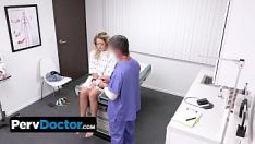 再生 Pervdoctorup-美しい赤ちゃんの旅行は彼女の医者を瞑想する専門の生理学的特性に参加するために連れて行きます