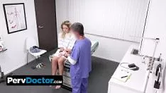 再生 Pervdoctorup-美しい赤ちゃんの旅行は彼女の医者を瞑想する専門の生理学的特性に参加するために連れて行きます