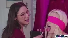Play Abella exploitation kitty-cat and force out for a blindfolded taste stake