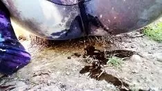 Oynat Dış çiş! sayı görünümü lilkiwwiteras onun adımlarını ıslatır ve toprağa çişini yapar!